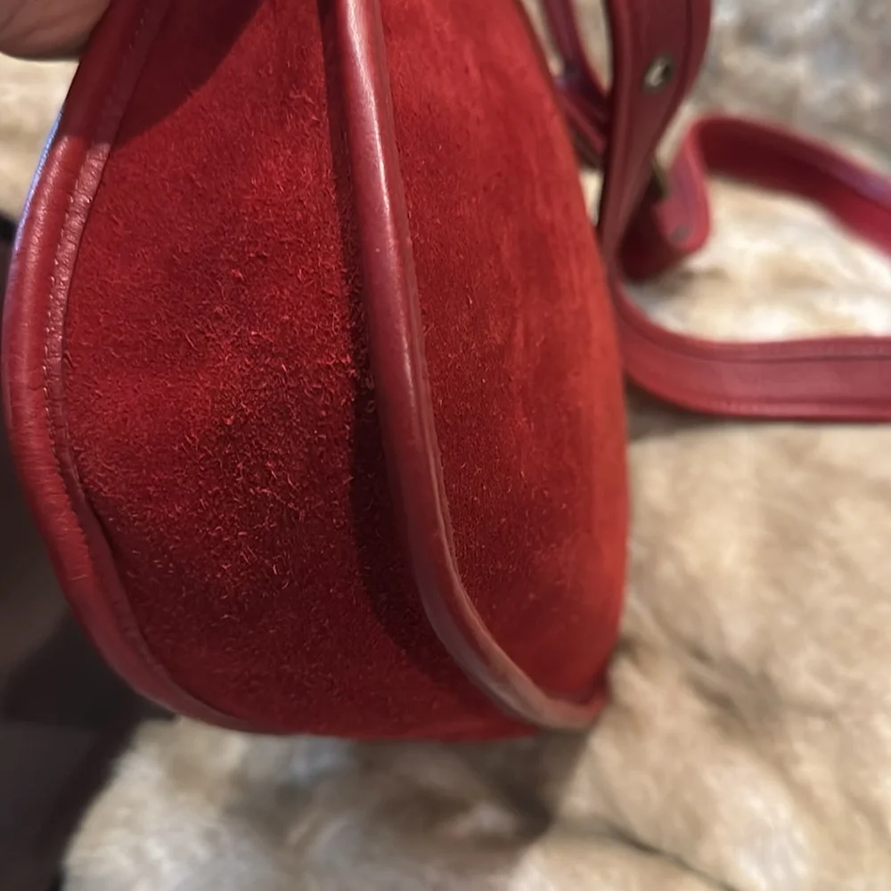 Vintage Coach Berkeley 9014 Saddle Bag Red Crescent Pebble Leather Suede - Picture 9 of 16